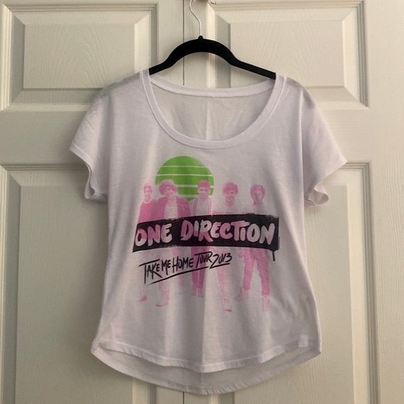 (BUNDLE) One Direction 2013 Tour Shirt & Accessories - Picture 1 of 5
